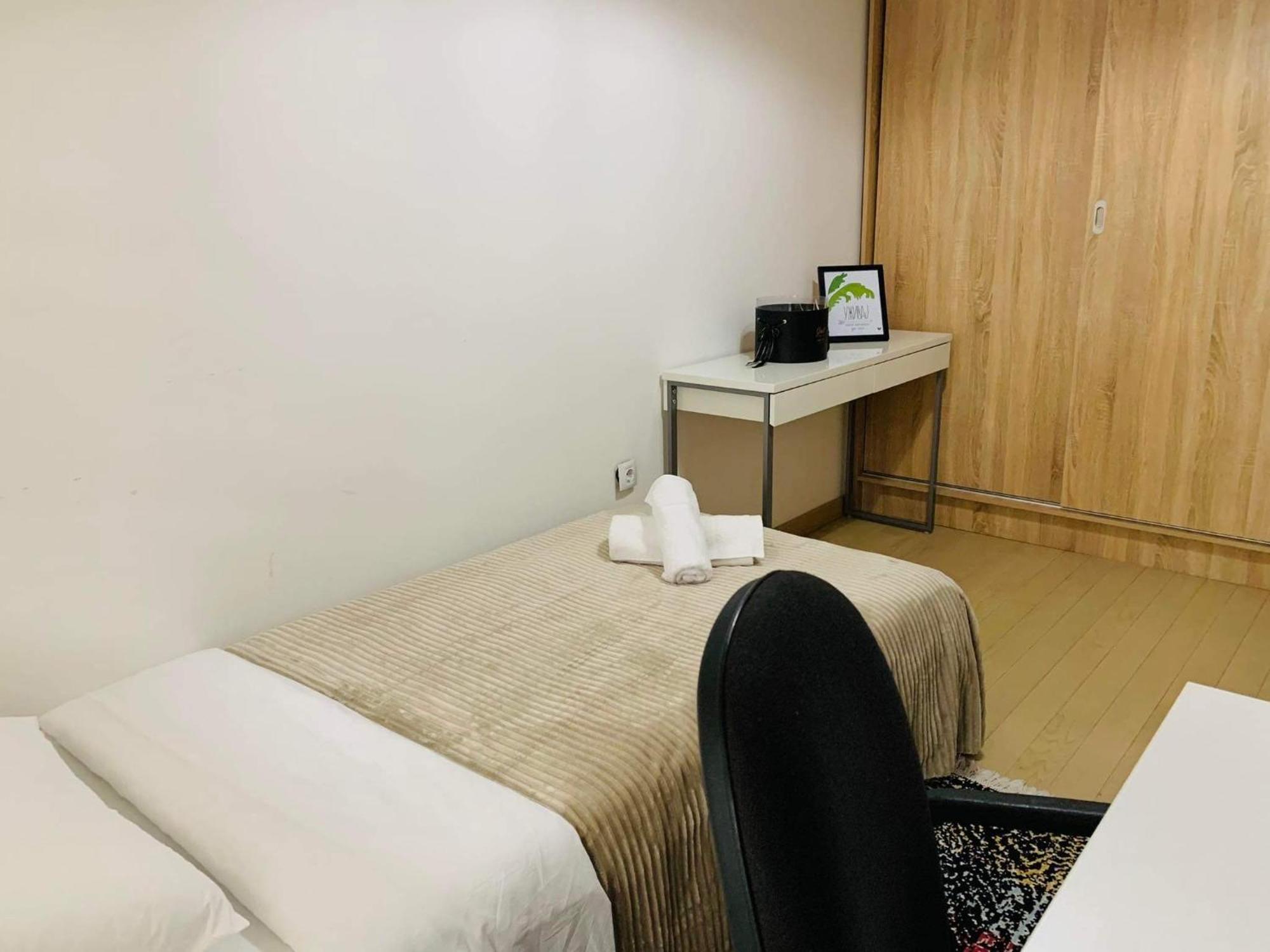 Modern Flatiron Apartment, Skopje Center ภายนอก รูปภาพ