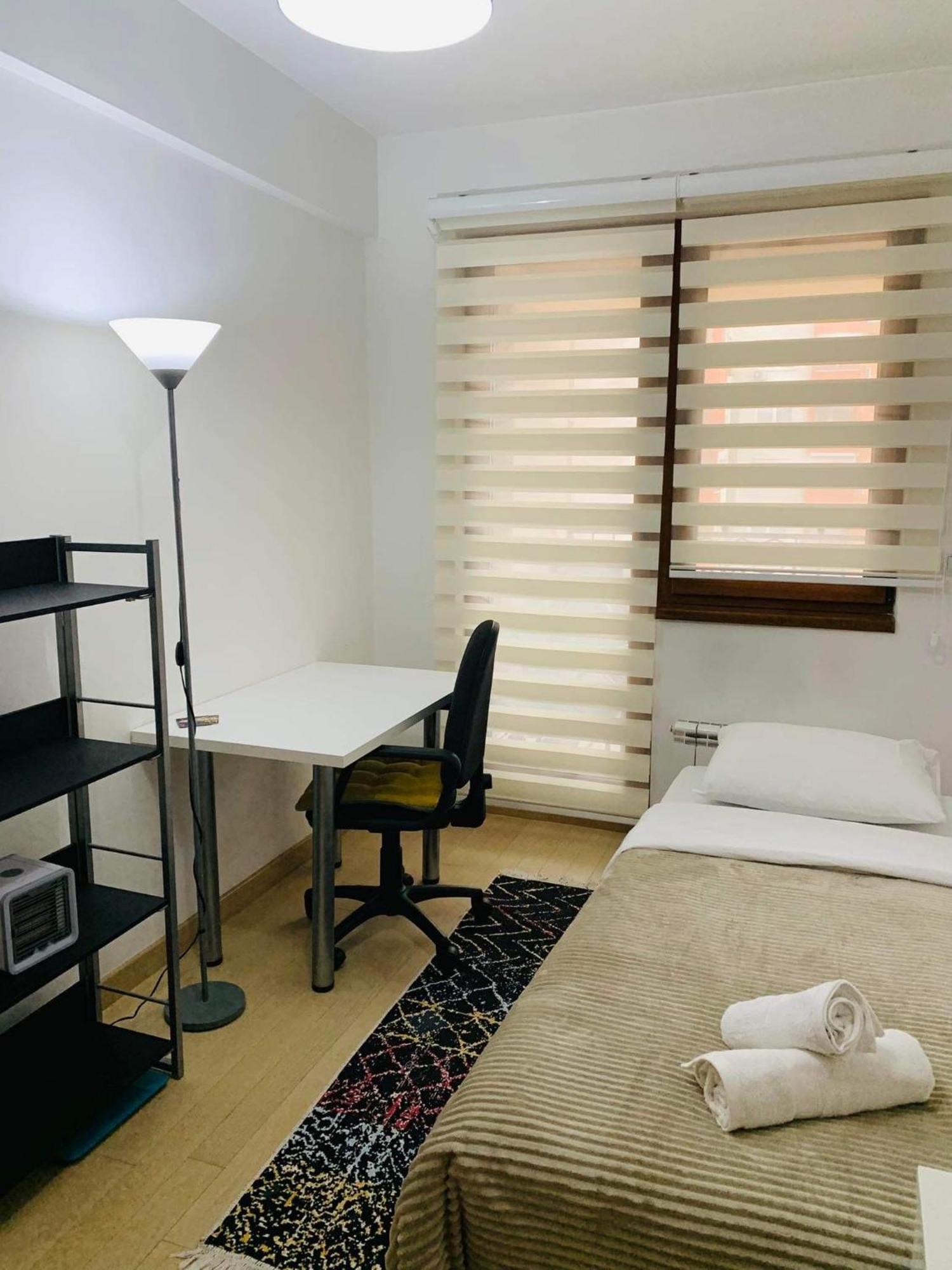 Modern Flatiron Apartment, Skopje Center ภายนอก รูปภาพ